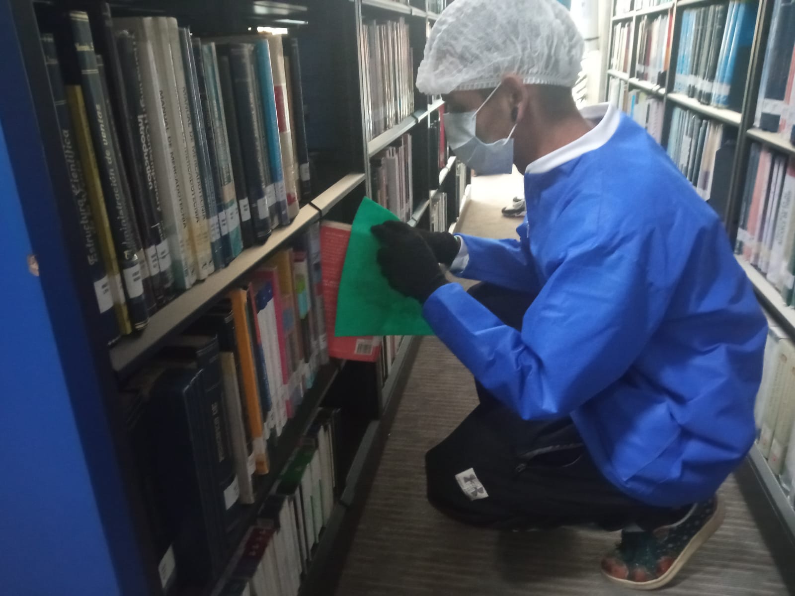 La importancia de la desinfección en las bibliotecas y archivos: ¿Por qué es diferente limpiar a desinfectar?